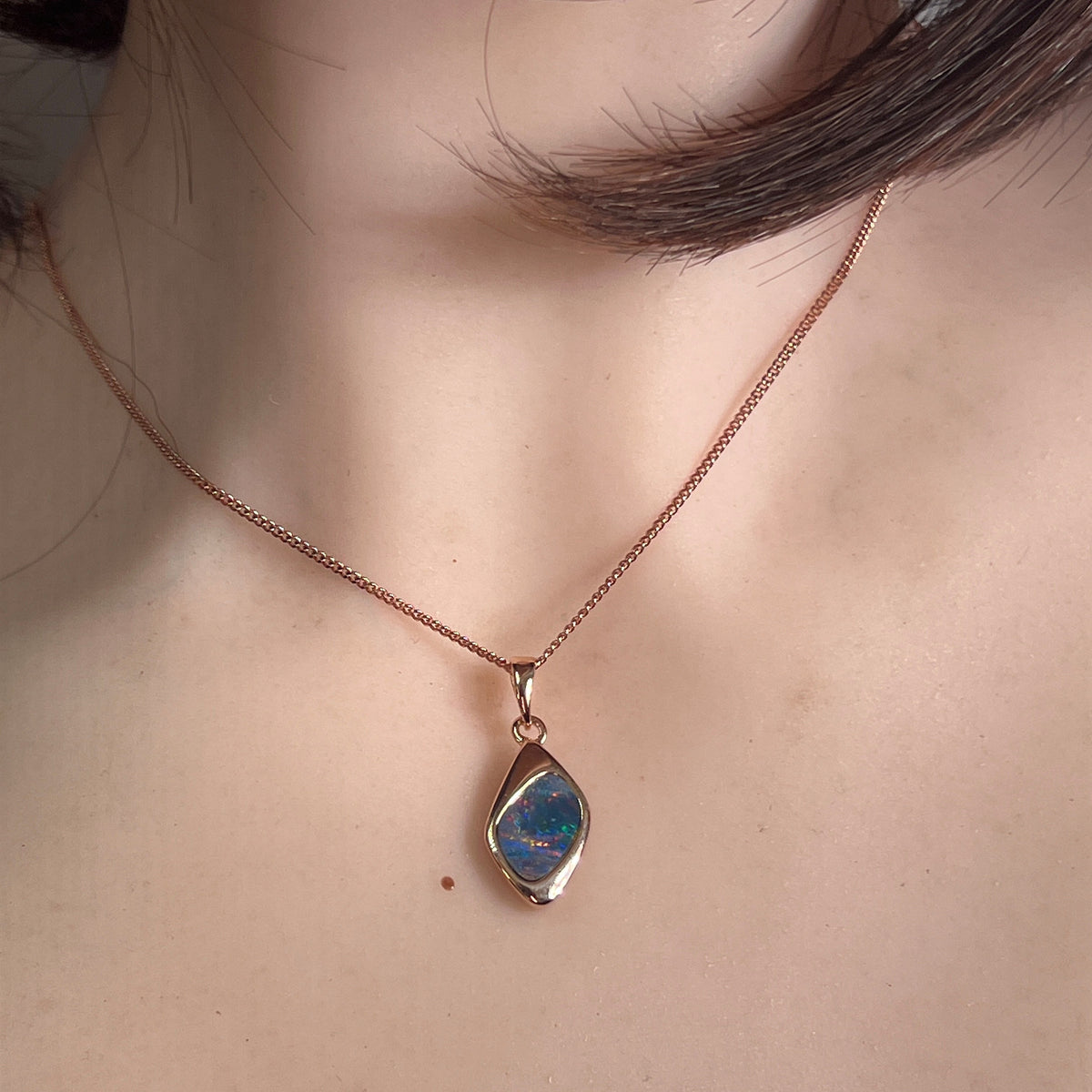 Australian opal doublet pendant worn at the neck, rose gold-plated silver, 12 x 9mm freeform stone
