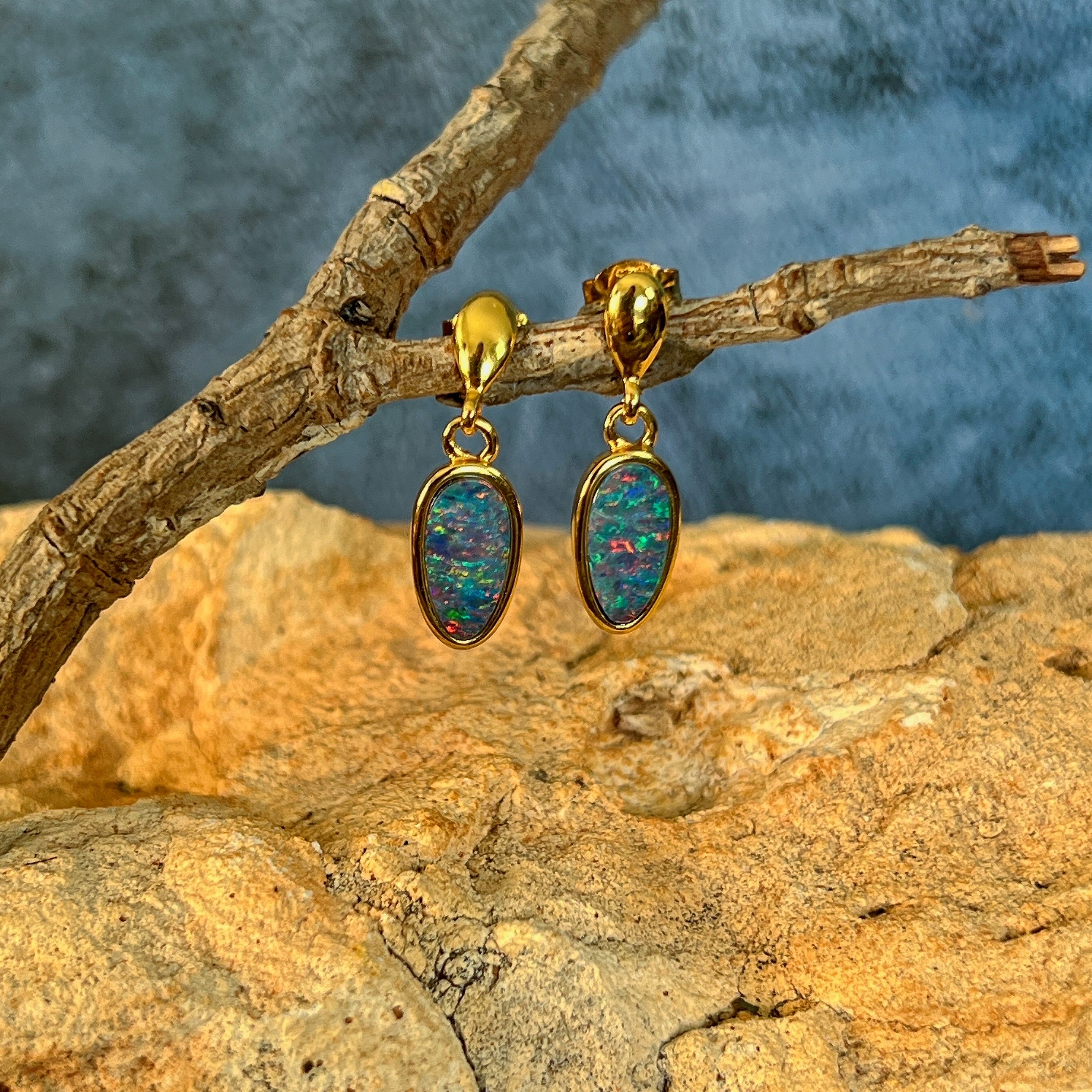 pear-shaped Australian opal doublet earrings in yellow gold-plated silver, red, pink, blue and green play-of-colour