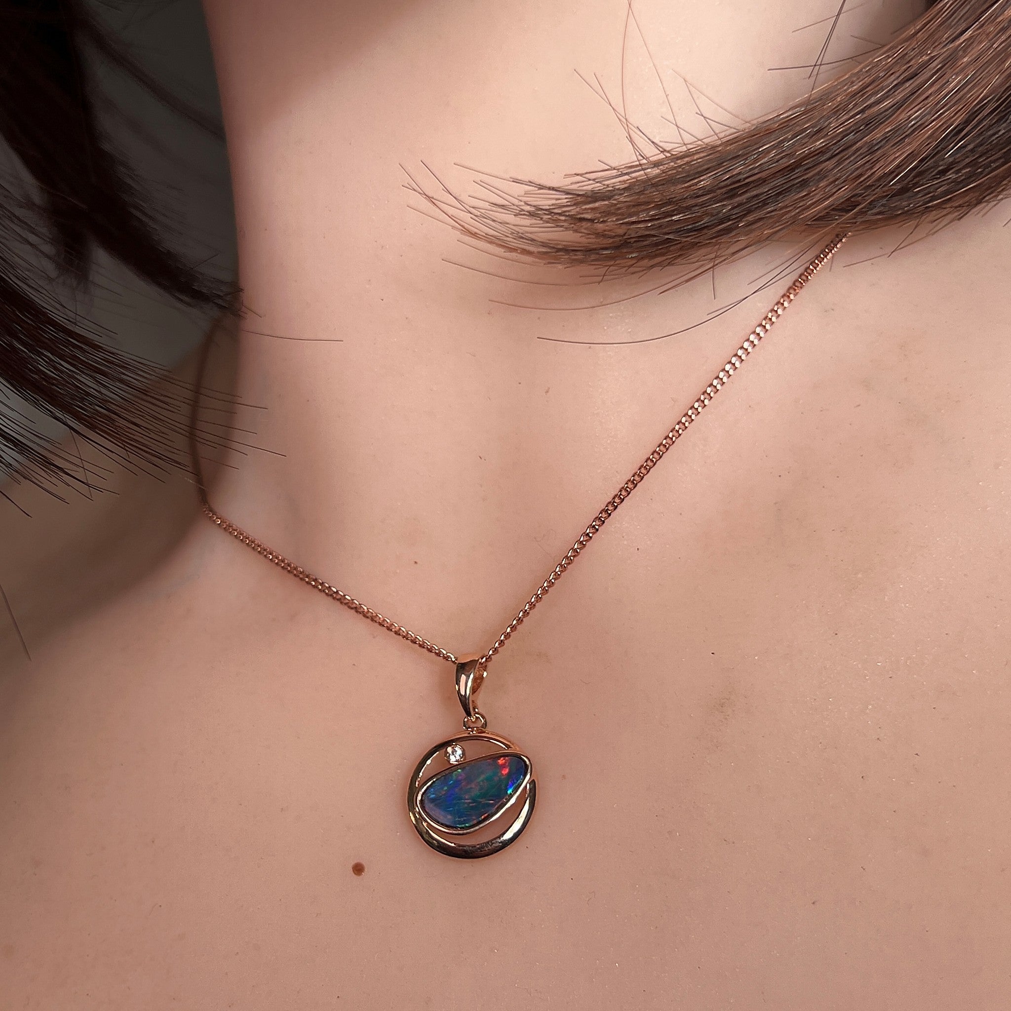 Australian opal doublet pendant worn at the neck, rose gold-plated silver, 12 x 11mm freeform stone