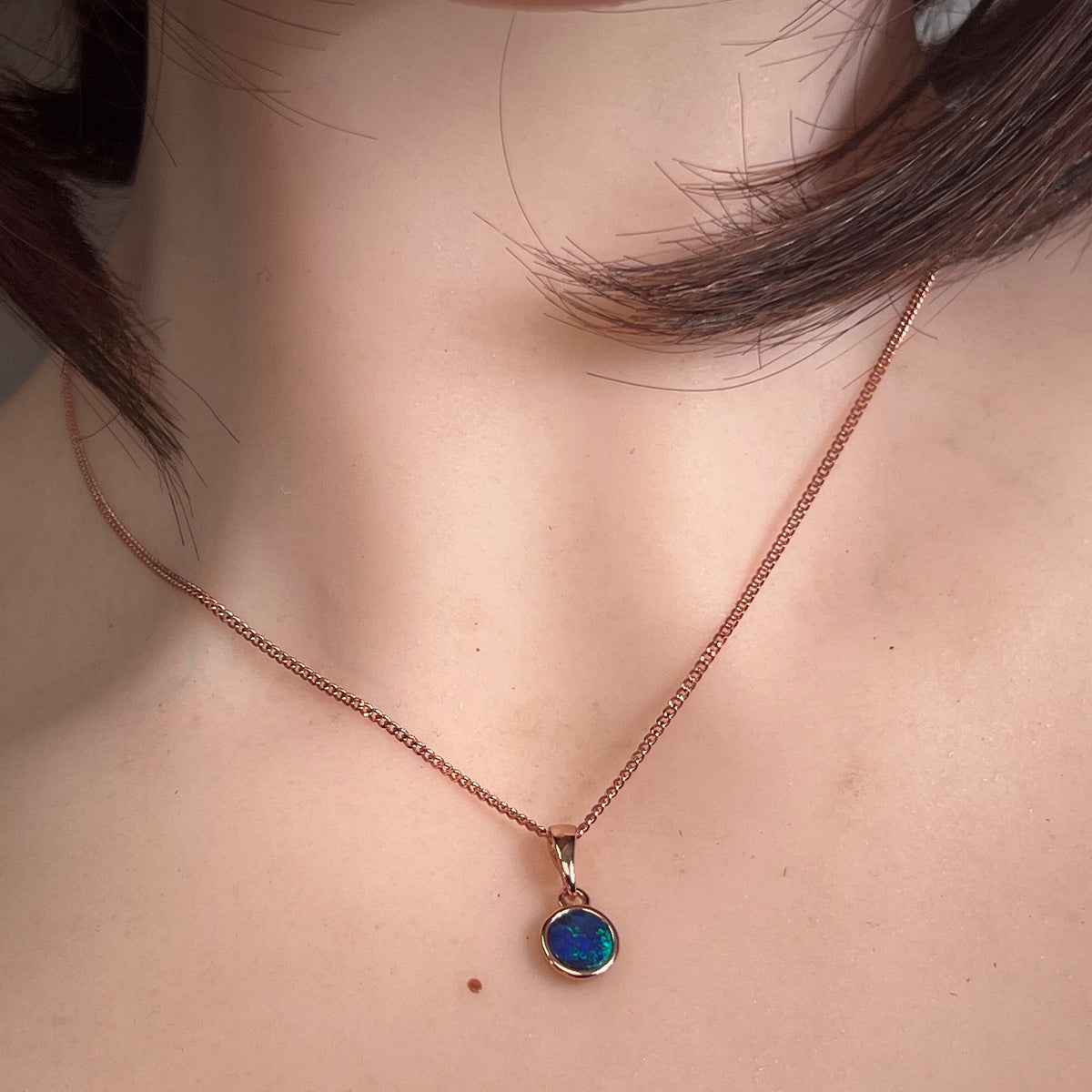 green, red and blue Australian opal doublet pendant worn at the neck, rose gold-plated silver, 6mm
