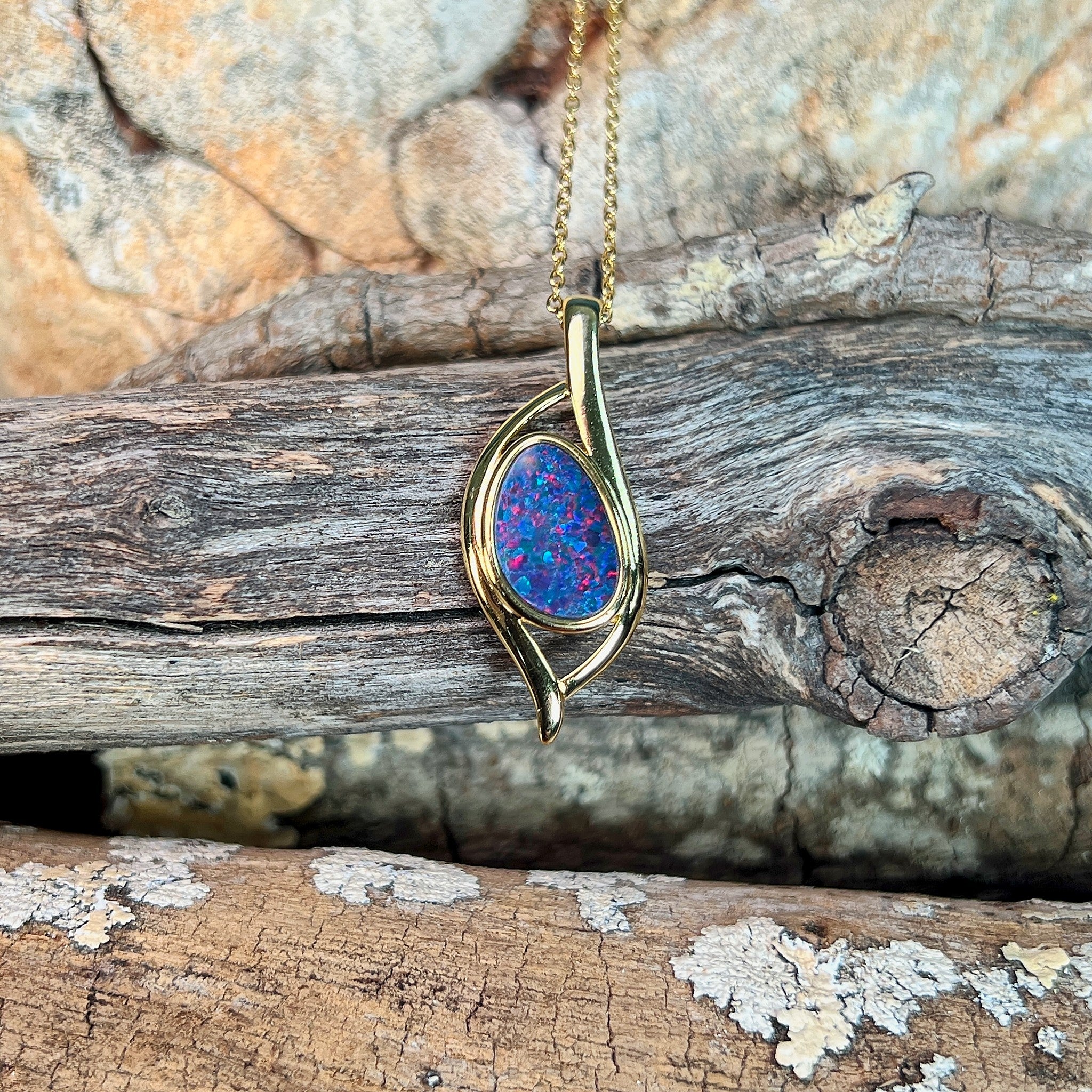 pear-shaped Australian opal doublet pendant in yellow gold-plated silver, red and blue play-of-colour